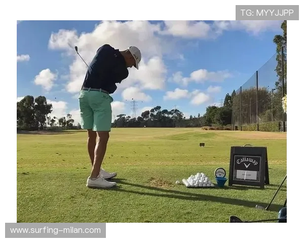 足球球场上的高尔夫球星如何在两项运动中游刃有余展现独特魅力 足球球场上的高尔夫球星如何在两项运动中游刃有余展现独特魅力