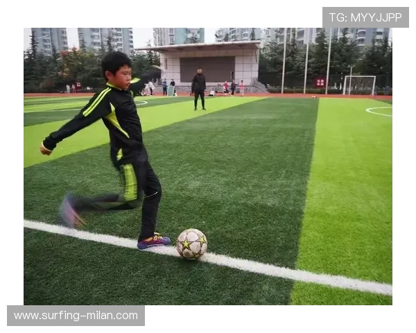 足球球星演奏钢琴展现多面才华激发运动与艺术激情魅力 足球球星演奏钢琴展现多面才华激发运动与艺术激情魅力